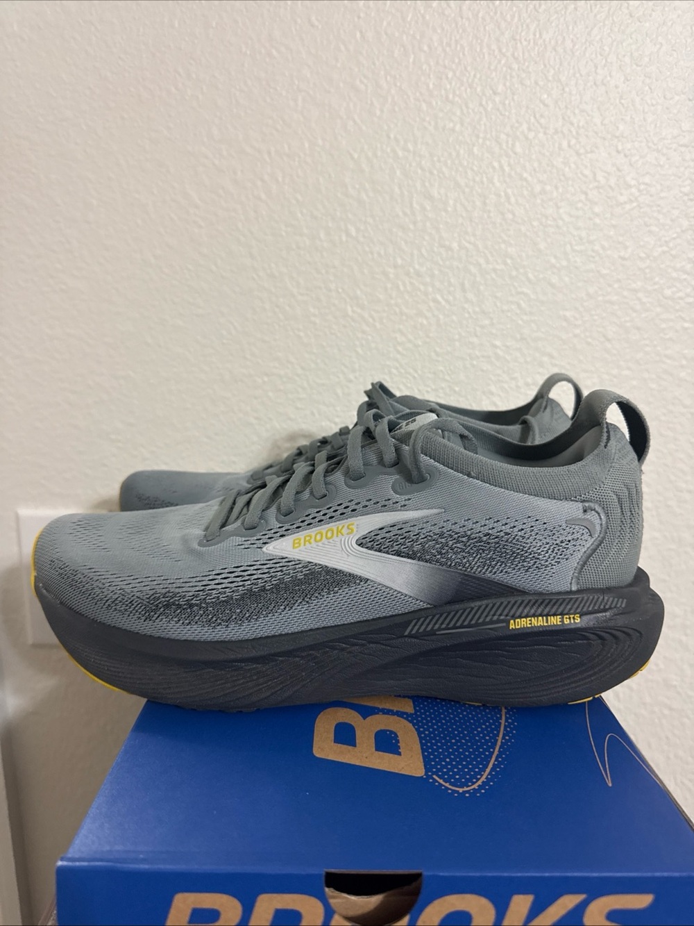 Brooks Adrenaline GTS 25 Primer Grey Men’s Size 11 Preowned Excellent condition